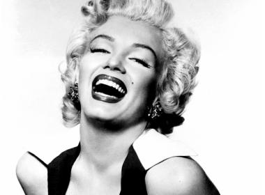 kane-mia-gynaika-na-gelasei