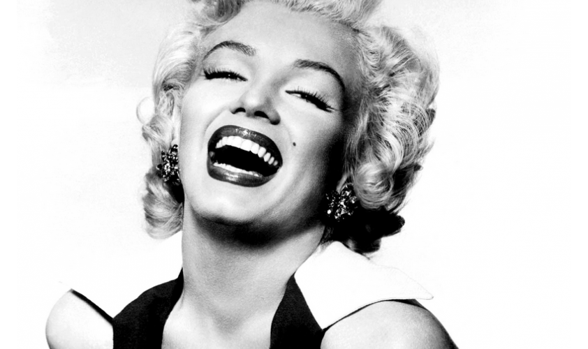 kane-mia-gynaika-na-gelasei